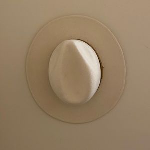 Lack of color ivory hat! NEVER WORN